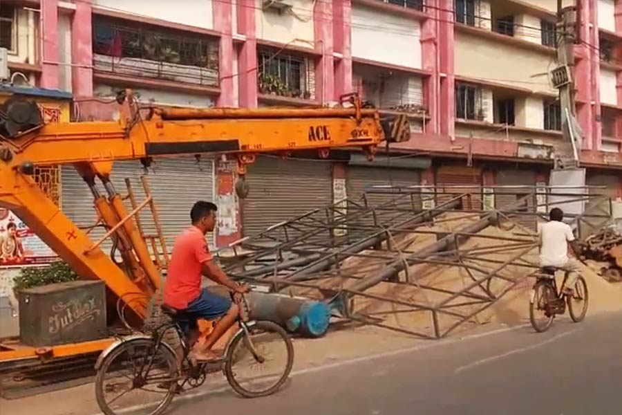 Two people injured after a hording frame fall in GT road in Hooghly
