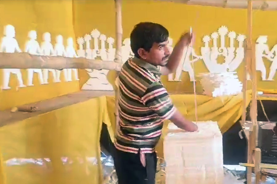 Hooghly man makes pandals with thermocol with just one hand