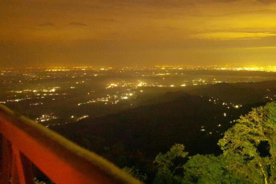 রাতে ঝান্ডি থেকে বিস্তৃত সমতল জুড়ে জ্বলে ওঠা আলোর রাশি দেখতে অনির্বচনীয় সুন্দর লাগে।   ঝান্ডির আরেক আকর্ষণ নানান চেনা-অচেনা  বিদেশি পাখি। যাঁরা পাখি দেখতে ভালবাসেন, এই স্থান তাঁদের বাড়তি পছন্দের হতে পারে। 