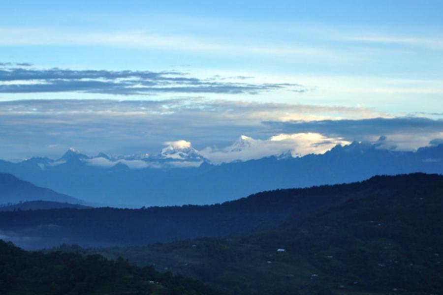 লাভা থেকে মাত্র ১৩ কিলোমিটার দূরে ঝান্ডি। ফলে এখান থেকে সহজেই লাভা-ললেগাও-রিশপ বেড়িয়ে আসতে পারেন। ঘুরে দেখতে পারেন গরুবাথান পিকনিক স্পট ও সামাবিয়ং চা-বাগান।