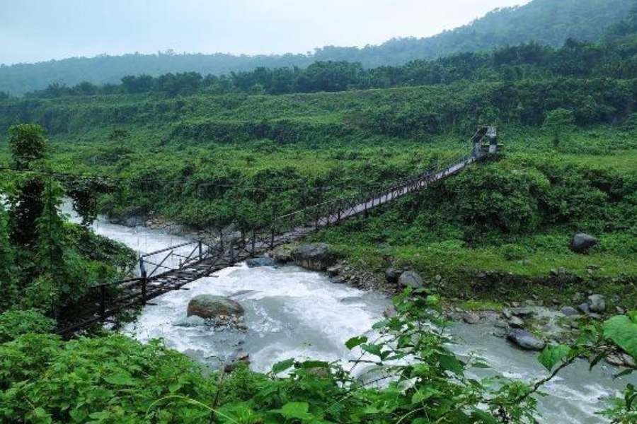 ঝান্ডি থেকে ঘুরে আসতে পারেন প্রাচীন ভূটান রাজার দুর্গ ডালিম ফোর্ট, কিংবা গিঁটখোলা থ্রি সিস্টার ওয়াটার ফলস্।এখানে একই জায়গায় তিনটে আলাদা আলাদা জলপ্রপাত আছে। সাধারণত যা বিরল।