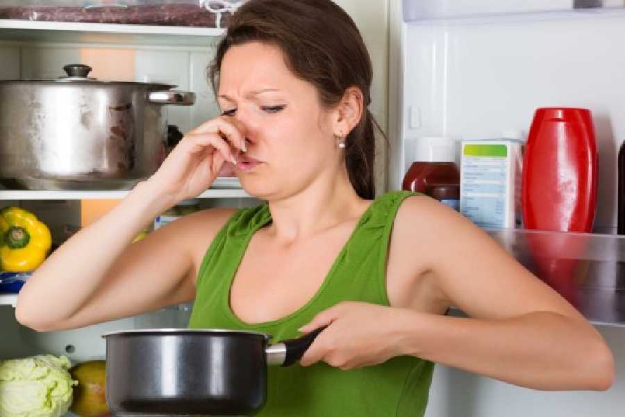 Brilliant Hacks to Remove Food smells from Utensils.