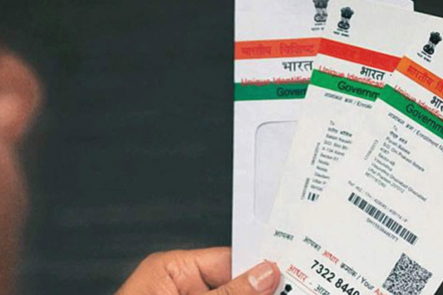 এমনিতে অজানা কোনও ব্যক্তি বা সংস্থাকে আধার নম্বর দেওয়ার বিষয়ে বার বার সতর্ক করেছে সরকার। কম্পিউটার বা ‘ক্লাউড স্টোরেজে’র মতো অসুরক্ষিত জায়গাতেও আধার কার্ডের ডিজিটাল কপি রাখতে বারণ করা হয়েছে।