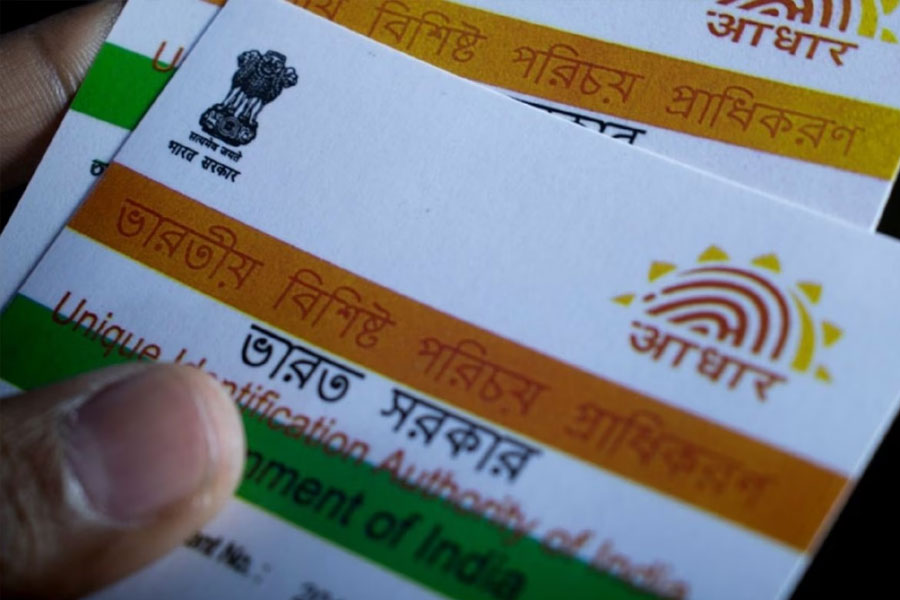 ১৯৪৭ নম্বরে ফোন করে যোগাযোগ কেন্দ্রের এজেন্টের সঙ্গে কথা বলেও আধারের এনরোলমেন্ট নম্বর পেতে পারেন। সেই নম্বর ব্যবহার করে আবার ওয়েবসাইটের ‘ই-আধার’ অপশন থেকে আধার কার্ড ডাউনলোড করা যেতে পারে।