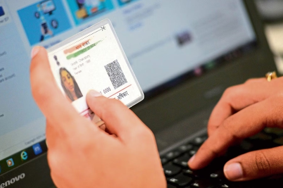 ইউআইডি/ইআইডি পুনরুদ্ধারের জন্য ‘মাই আধার’ অপশনে ক্লিক করে ‘গেট আধার’ অপশনে ক্লিক করতে হবে। যে পাতাটি খুলবে, সেখানে থাকা অপশনগুলির মধ্যে ‘রিট্রিভ ইউআইডি/ইআইডি’-তে ক্লিক করতে হবে।