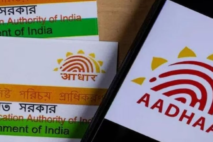 এ বার আধার নম্বর বা এনরোলমেন্ট আইডির মধ্যে কোনটা ফেরত পেতে চান, তা নির্বাচন করতে হবে। এর পরে নির্দিষ্ট জায়গায় আধারের সঙ্গে সংযুক্ত নাম, মোবাইল নম্বর বা ইমেল আইডি লিখতে হবে।