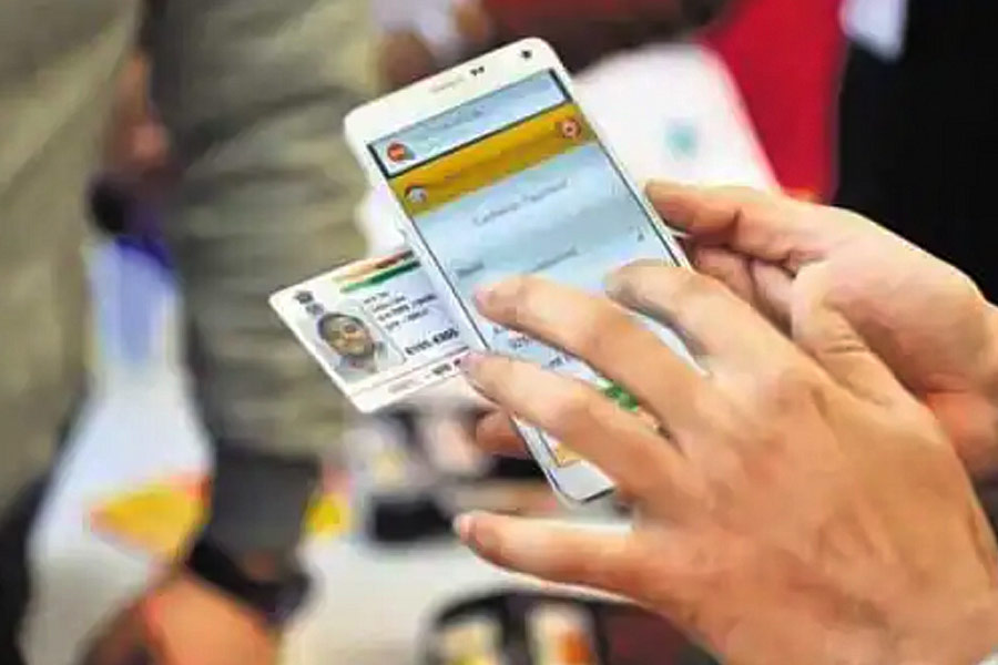 মোবাইল নম্বর বা ইমেল আইডির সঙ্গে আধার সংযুক্ত না থাকলেও সহজ উপায়ে এনরোলমেন্ট আইডি স্লিপ বা আধার লেটার পাওয়া যেতে পারে।