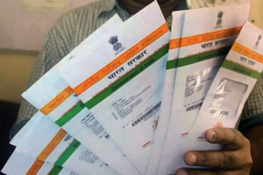 অপারেটররা প্রথমে ওই নাগরিকের কাছ থেকে তাঁর সম্পর্কে প্রাথমিক কয়েকটি তথ্য সংগ্রহ করবে। সেই তথ্য যদি আধার ডেটাবেসের সঙ্গে মিলে যায়, তা হলে অপারেটর এনরোলমেন্ট আইডি দিয়ে দেবে।