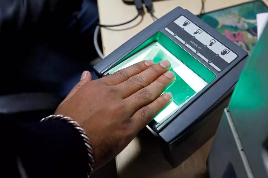 তবে ফোন না করে বা ওয়েবসাইটে না ঘেঁটেও হারিয়ে যাওয়া আধার কার্ড বা নম্বর পাওয়া যেতে পারে। সে ক্ষেত্রে ঢুঁ মারতে হবে নিকটস্থ আধার কেন্দ্রে।