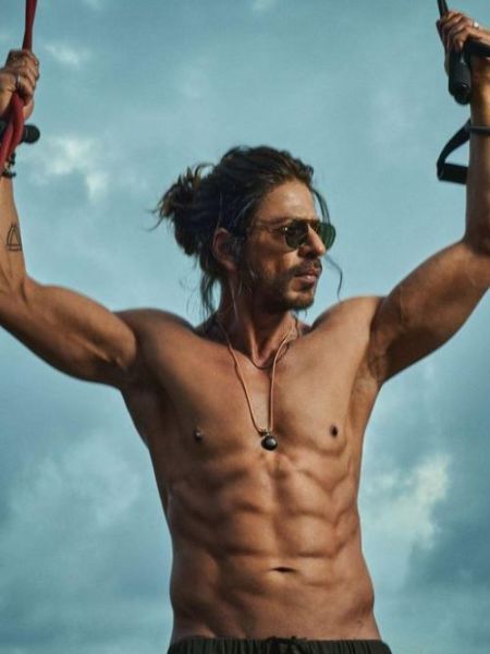 What does SRK eat to stay fit at the age of 58 dgtl