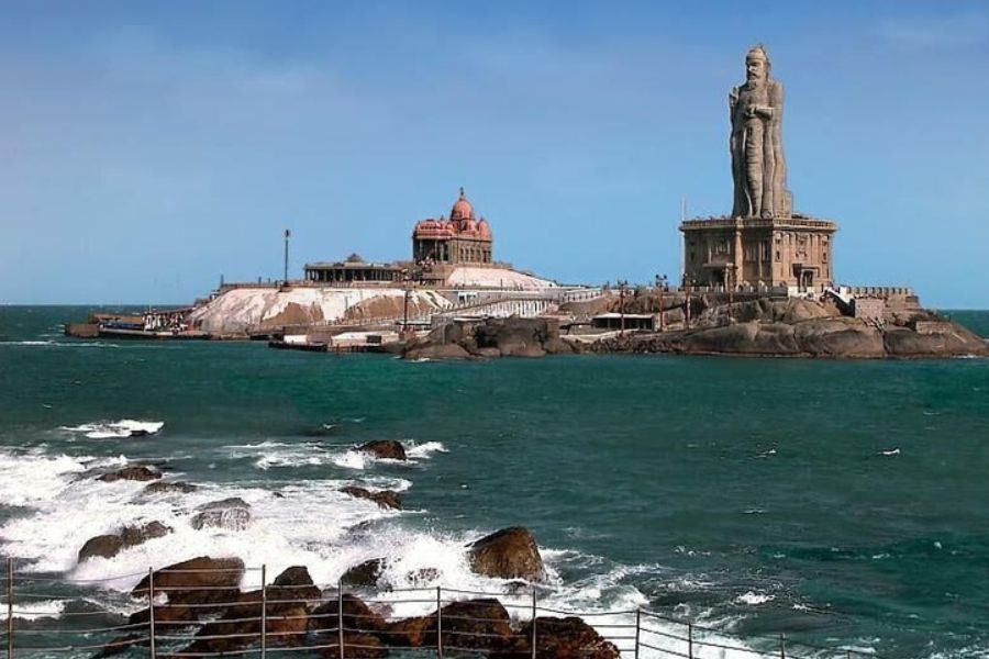 হ্যাঁ, ঠিক ধরেছেন! কন্যাকুমারী। তামিলনাড়ু রাজ্যের কন্যাকুমারী জেলার অন্তর্গত সমুদ্রের বুকে দেবী কন্যাকুমারীর মন্দিরই ভারতের মূল ভূখণ্ডের দক্ষিণতম শেষ বিন্দু। 