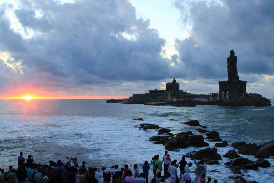 যেখান থেকে দক্ষিণে ভারত মহাসাগরের দিকে পিছন ফিরে উত্তর দিকে তাকালে মনের মধ্যে স্বর্গীয় অনুভূতি জাগবেই। কারণ, সেই মুহূর্তে আপনি দাঁড়িয়ে আছেন গোটা ভূ-ভারতের একদম পাদদেশে। এর পর কোন ভারতবাসীর মন শ্রদ্ধা ও আবেগে না ভরে থাকতে পারে?