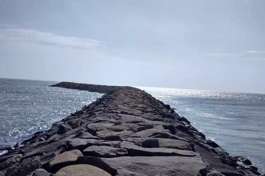 কন্যাকুমারী ভারতের এক মাত্র সৈকত, যেখানে একই জায়গায় দাঁড়িয়ে সমুদ্রে সূর্যোদয় এবং সূর্যাস্ত দেখা যায়। দূরের সমুদ্রে জলবিভাজিকাও দেখা যায় কন্যাকুমারী ঘাট থেকে।