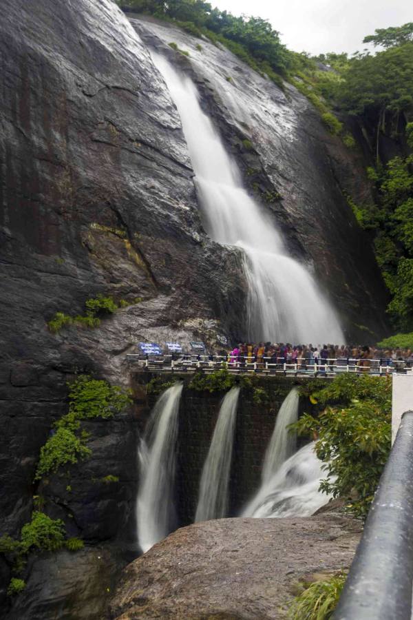 তিন সমুদ্রের মাঝে যে শিলাখন্ডের উপর বসে স্বামীজি ধ্যান করেছিলেন, সেই শিলা আজ বিবেকানন্দ রক নামে জগদ্বিখ্যাত! তাঁকে ঘিরে গড়ে উঠেছে বিবেকানন্দ স্মারক ভবন‌।