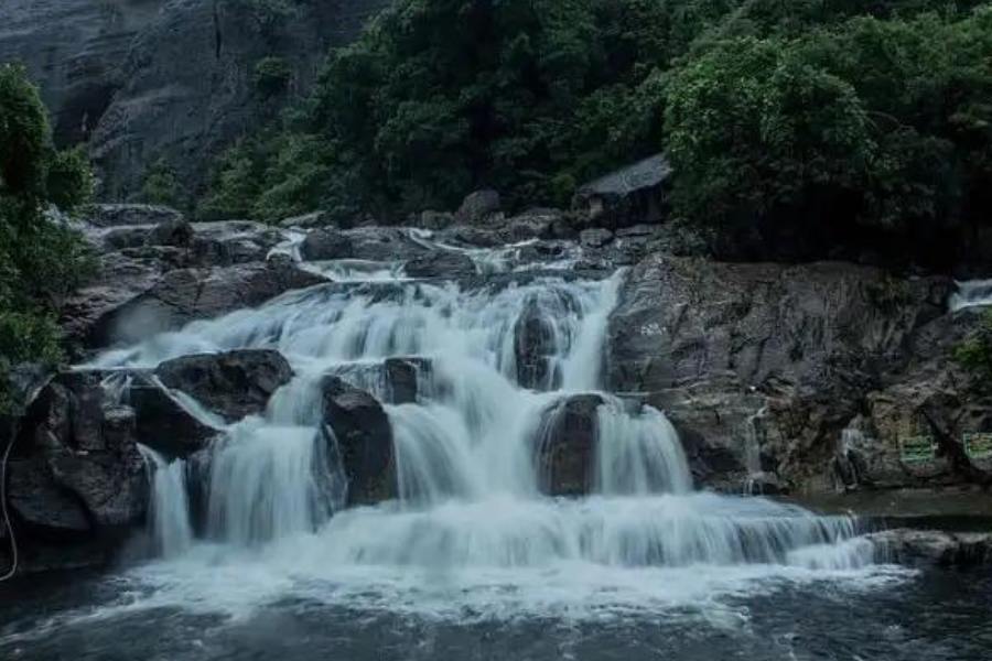 আছে প্রাচীন তামিল মহাকবি তিরুবল্লুবরো, ওরফে থিরুভাল্লুভারের ১৩৩ ফুটের বিশালাকায় মূর্তি।   আছে গান্ধীমন্ডপম। ভারত মহাসাগরের জলে মহাত্মা গান্ধীর চিতাভস্ম বিসর্জনের আগে এই জায়গায় রাখা হয়েছিল।