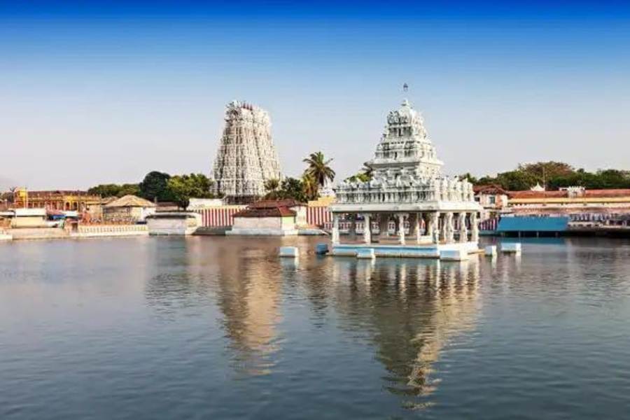 তিনটি কারণে কন্যাকুমারীর তাৎপর্য আলাদা।  প্রথমত, এটাই ভারতের শেষ বিন্দু বা মূল ভূখণ্ডের শেষ প্রান্ত।  দ্বিতীয়ত, তিন সাগরের মিলনস্থল হওয়ায় সর্বদা উত্তাল সমুদ্র। 