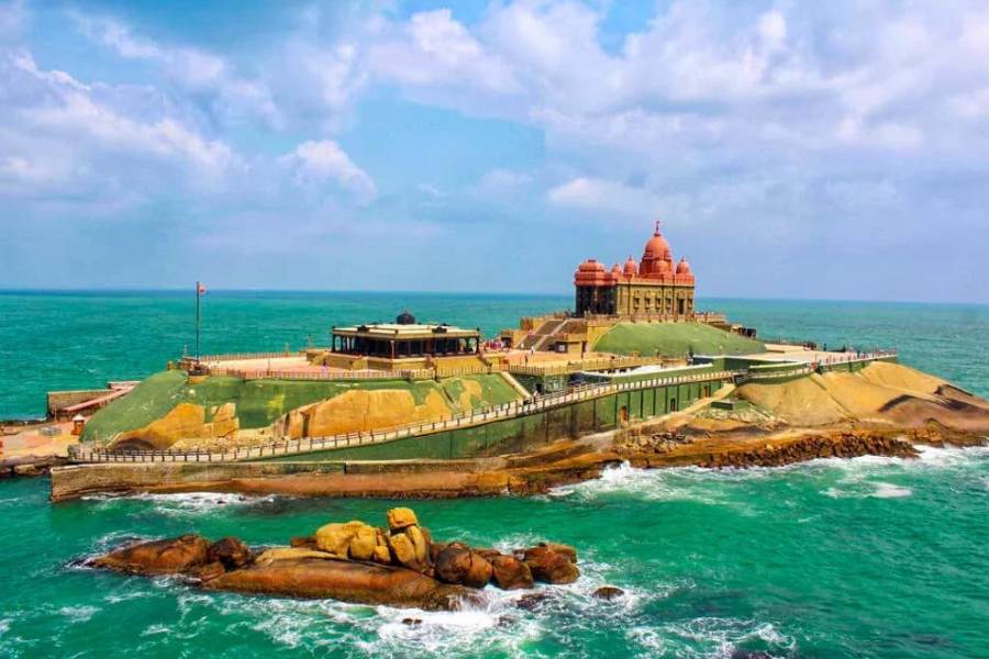 তৃতীয়ত, বিবেকানন্দ রক। এবং স্বামী বিবেকানন্দ স্মৃতি মন্দির ভবন। ফলে কন্যাকুমারী না ঘুরলে বাঙালির ভ্রমণই হয়তো অসম্পূর্ণ থেকে যায়। 