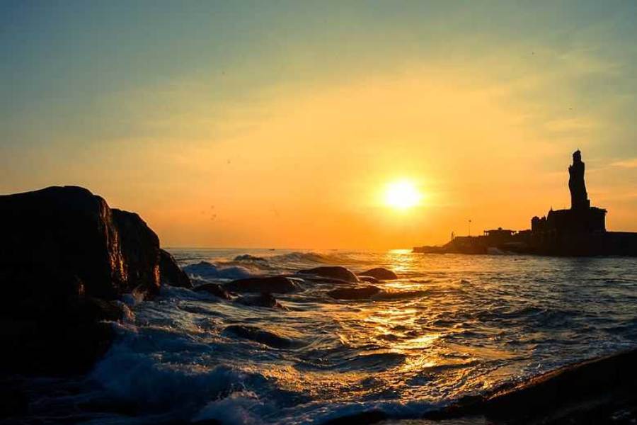 কীভাবে যাবেন -  হাওড়া স্টেশন থেকে সরাসরি কন্যাকুমারী যাওয়ার একটিই ট্রেন আছে। হাওড়া-কন্যাকুমারী সুপারফাস্ট এক্সপ্রেস। প্রতি শনিবার হাওড়া থেকে ছেড়ে কন্যাকুমারী পৌঁছায় সোমবার। এ ছাড়া, অন্য ট্রেনে চেন্নাই বা তিরুবন্তপুরম গিয়ে সেখান থেকেও কন্যাকুমারী পৌঁছনো যায়। 