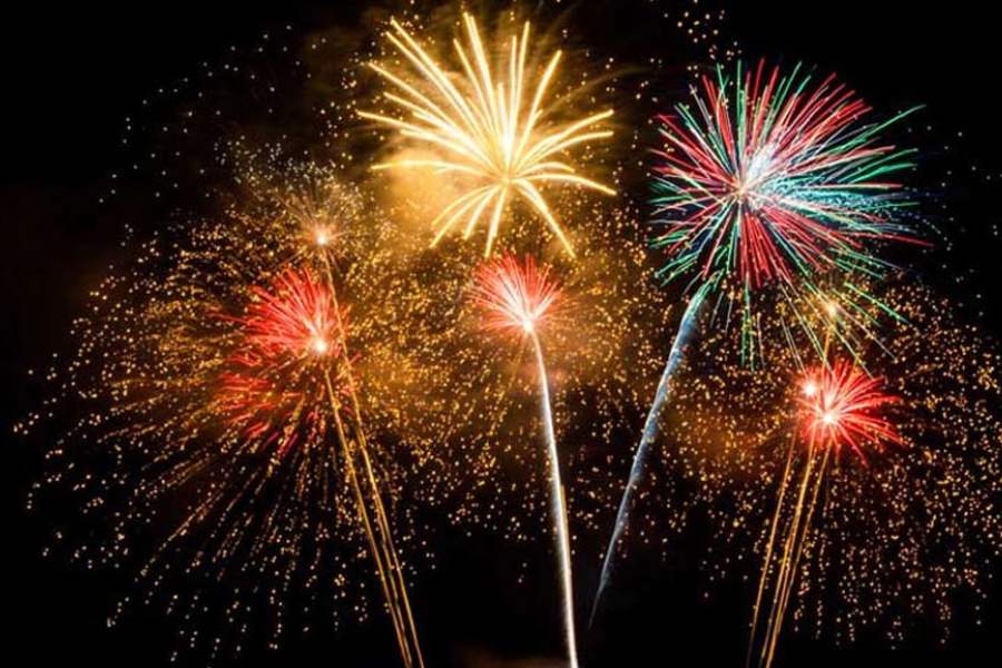 কালে কালে বদলাতে বদলাতে আজ বাজি বাজার, সবুজ বাজি, পরিবেশবান্ধব বাজিতে পৌঁছে গিয়েছে আধুনিকতার হাত ধরে। এই প্রতিবেদনে তারই খবর। 