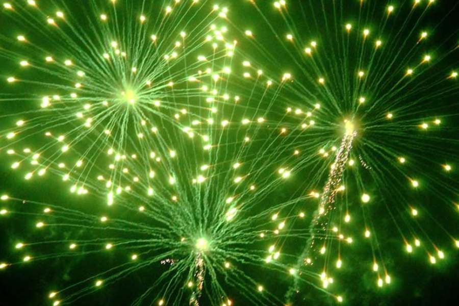 সবুজ বাজি: বাজির মূল উপাদান বেরিয়াম বা সোডা, কাঠকয়লা, গন্ধক। বেরিয়ামবিহীন বাজিকে বলা হচ্ছে সবুজ বাজি। সাধারণ বাজির তুলনায় সবুজ বাজিতে ৩৫ শতাংশ পর্যন্ত দূষণ কম ছড়ায়।