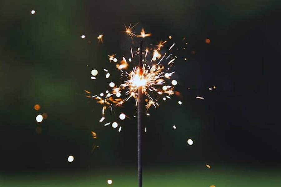 পরিবেশবান্ধব বাজি বুঝবেন কী ভাবে? এ ধরনের বাজির প্রতিটির প্যাকেটের উপর 'পরিবেশবান্ধব বাজি'র 'হলমার্ক' খোদাই করা থাকে। এই 'হলমার্ক' দেখে চেনা সম্ভব পরিবেশবান্ধব বাজি। এ গুলি সরকারি অনুমোদিতও। এ ধরনের রংবেরঙের বাজির আলোর রোশনাই মাটি থেকে আকাশ সর্বত্র দেখতে পাওয়া যায়। পরিবেশবান্ধব বাজি পোড়ালে বায়ুতে দূষণের মাত্রা অনেকটাই কম হয়।