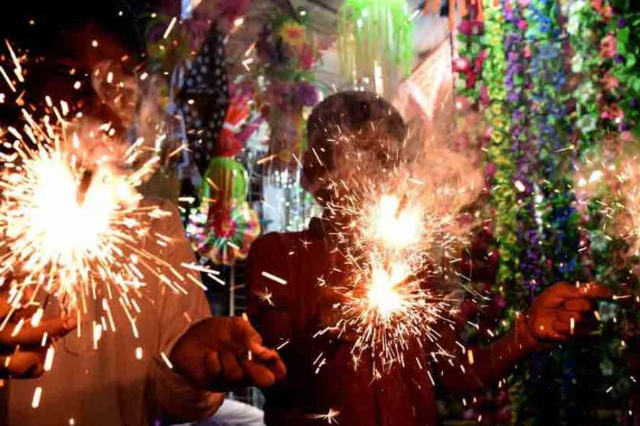 বাজির ডেসিবেল মাত্রাটা কী? যে কোনও ধরনের শব্দবাজি তো বটেই, অনেক আলোর বাজিও বিকট শব্দে ফাটে। যে কোনও শব্দতরঙ্গের মতোই বাজির শব্দেও শব্দ তরঙ্গের সৃষ্টি হয়। শব্দ তরঙ্গ মাপার মাত্রিককে বলা হয় ডেসিবেল। বিশেষ করে কালীপুজো তথা দীপাবলি-দিওয়ালির ক'টা দিন প্রায় সারাক্ষণ শব্দদানবের উপদ্রবে অনেক মানুষের একটা আশঙ্কা থাকতে পারে। সে জন্য প্রশাসন থেকে প্রতি বছরই একটি নির্দিষ্ট ডেসিবেল বেঁধে দেওয়া হয় শব্দবাজি জ্বালানোর ক্ষেত্রে। এ বছর ভারত সরকারের ঠিক করে দেওয়া ১২৫ ডেসিবেল পর্যন্ত শব্দবাজিকে অনুমোদন দিয়েছে পশ্চিমবঙ্গ রাজ্য দূষণ নিয়ন্ত্রণ পর্ষদ। যদিও তার প্রেক্ষিতে হাইকোর্টের ডিভিশন বেঞ্চে মামলা দায়ের করেছে 'সবুজ মঞ্চ' নামে পরিবেশরক্ষা সচেতন সংস্থা। আদালতে সেই মামলা গৃহীতও হয়েছে।