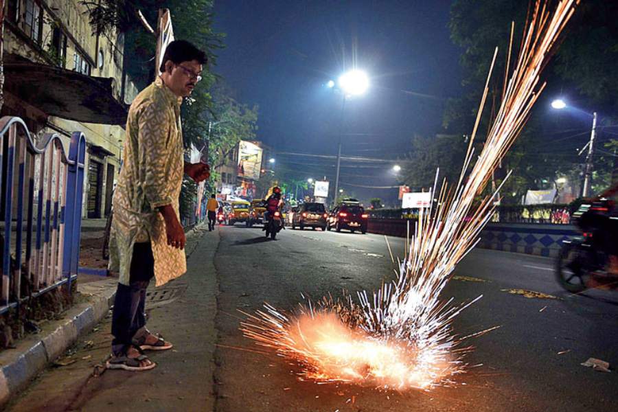 বাজি বাজার কী? বইমেলা, বস্ত্রমেলা, খাদ্যমেলার মতোই এটি। বাজি মেলা। একটি নির্দিষ্ট জায়গায় এক সঙ্গে কয়েকশো বাজির দোকানের বাজার। বাজি বাজার!