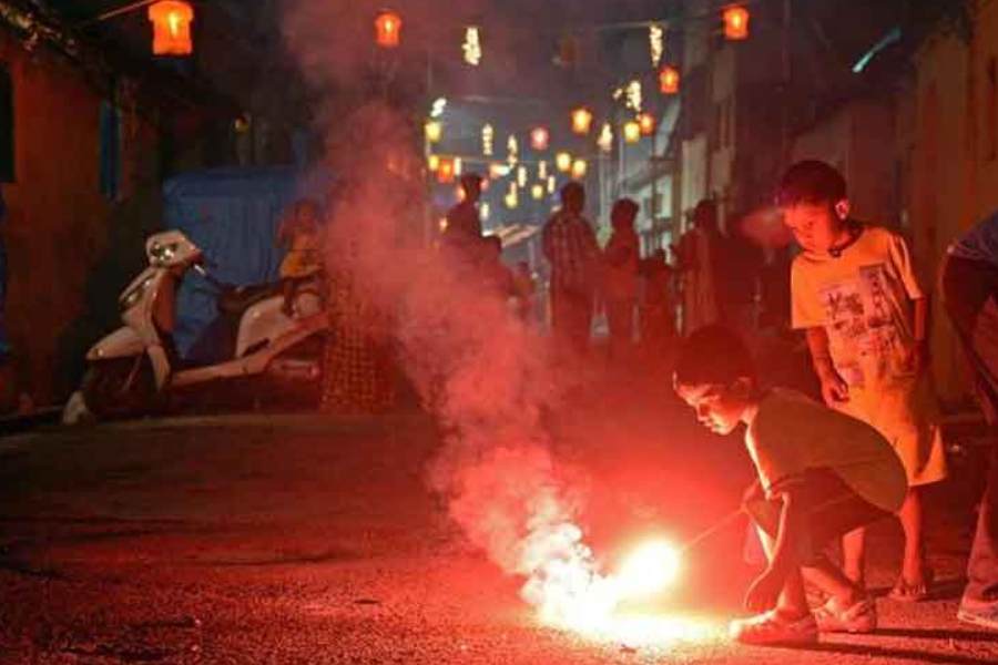 শহরতলিতে বাজি বাজার: এ রকম দুটি বাজি বাজার বহু বছর ধরে জনপ্রিয়। একটি চম্পাহাটির বাজি বাজার এবং অন্যটি নুঙ্গির বাজি বাজার। তবে মহেশতলার নুঙ্গিতে বেশ কিছু মাস আগে বাজি বিস্ফোরণে মৃত্যুর ঘটনা ঘটার পর ছ'মাস বাজির কারবার বন্ধ ছিল। এখন দীপাবলি উপলক্ষে নুঙ্গির বাজি বাজার বসলেও অতটা ক্রেতাদের আনাগোনা নেই। চম্পাহাটি ও নুঙ্গি, দু'টি বাজি বাজার খোলা সকাল ৮টা-রাত ১০টা।