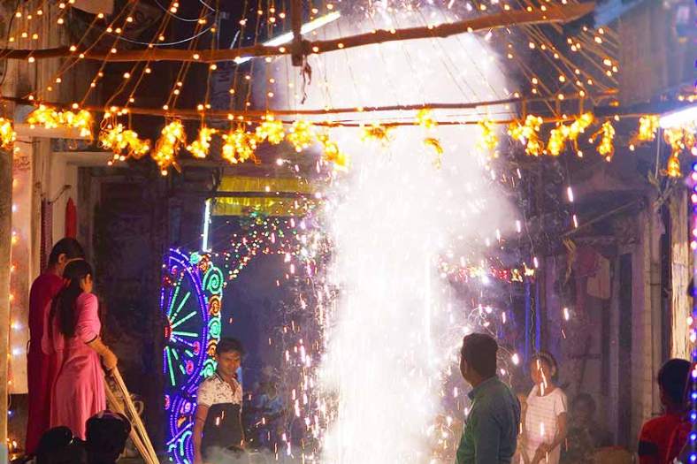 হাওড়ায় বাজি বাজার: হাওড়া জেলায় দু'টি বড় মাপের বাজি বাজার এ বার বসেছে বলে শোনা গেল। একটি বেলুড় স্টেশন রোডে শক্তি সঙ্ঘের মাঠে। এখানে ৪০টি স্টল। সব দোকানে শুধু মাত্র সবুজ বাজি পাওয়া যাচ্ছে। সূত্রের খবর, এই বাজিমেলা ১২ নভেম্বর অবধি চলবে। রোজ খোলা সকাল ১০টা-রাত ১০টা।