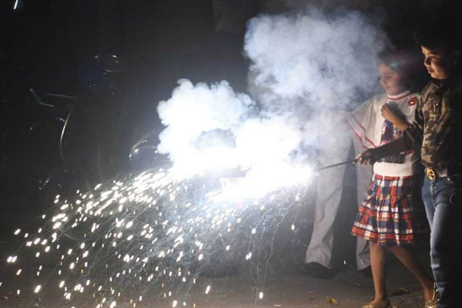 এছাড়াও সারা রাজ্যে প্রশাসনের উদ্যোগে ও সারা বাংলা আতসবাজি উন্নয়ন সমিতির সহযোগিতায় প্রায় ১৫০টা বাজিমেলা এবারের দীপাবলিতে হচ্ছে। এবারের সর্বপ্রথম বাজি বাজারের উদ্বোধন ঘটেছে গত  ৪ নভেম্বর উত্তরবঙ্গের শিলিগুড়িতে। এই প্রতিবেদনটি ‘আনন্দ উৎসব’ ফিচারের একটি অংশ।