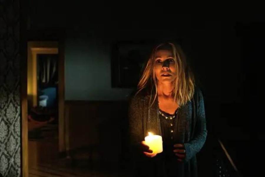 কাল বাদে পরশু ভূত চতুর্দশী! কালীপুজোর আগের রাতে বাড়ি-ঘরদোরের আনাচেকানাচে সম্ভাব্য 'ভূত-পেতনি' তাড়াতে চোদ্দ প্রদীপের আলো বহু পরিবারেই   দেওয়া হয় প্রতি বছর। তার সঙ্গে ভূতে বিশ্বাস বা অবিশ্বাসের গল্প নেই! এ এক রীতি, এই যা! 