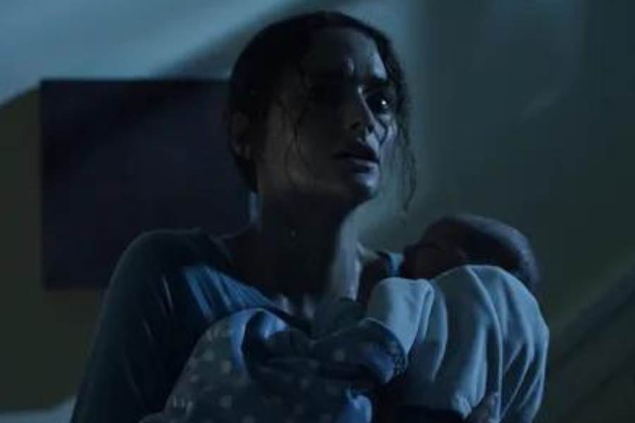 তো সে যাক গে, অন্য কথায় আসি।   ভূত চতুর্দশীর রাতে বাড়িতে জমিয়ে বসে জবরদস্ত ভয়ের সিনেমা যদি দেখা যায়, কেমন হয়? 