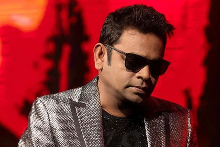 বিতর্কের মূলে কবি কাজী নজরুল ইসলামের লেখা ‘ভাঙার গান’। তবে আপাতত তাঁর সেই গানকেই ভেঙেচুরে শেষ করার দায় চেপেছে দেশের ‘শ্রেষ্ঠ’ সঙ্গীত পরিচালক এ আর রহমানের উপর।