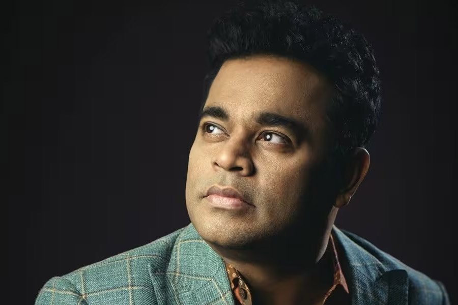 ‘কারার ওই লৌহ কপাট গানটি’র খোলনলচে বদলে দিয়েছেন অস্কারজয়ী ভারতীয় সঙ্গীত পরিচালক রহমান। তা নিয়েই বিরক্ত বাঙালি। বিরক্ত সঙ্গীতপ্রেমী এবং শিল্পীমহলও।