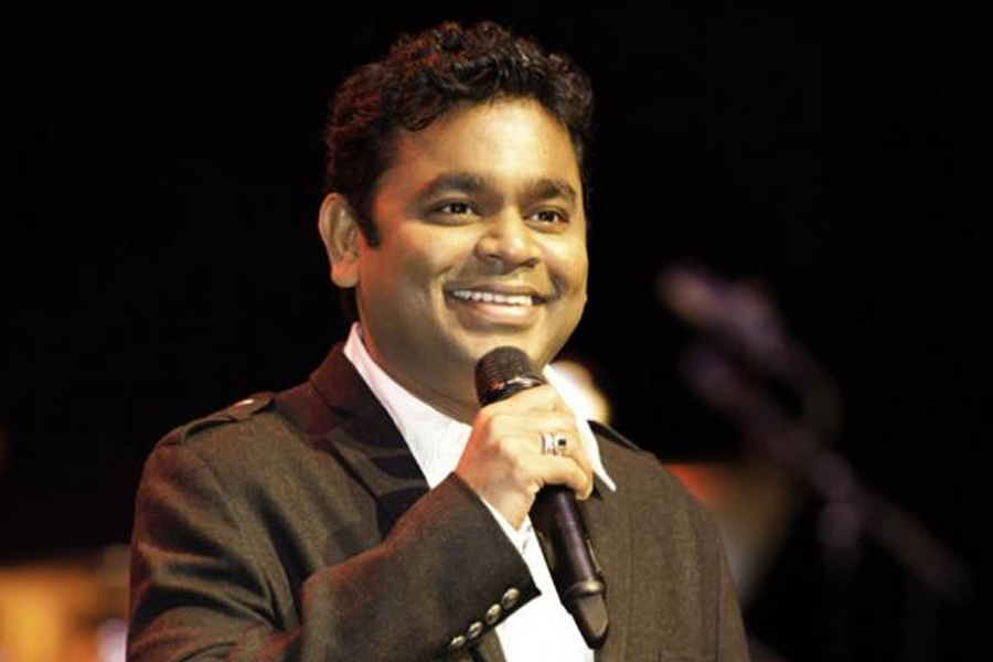 সমাজমাধ্যমে ইতিমধ্যেই এ নিয়ে ঝড় উঠেছে প্রতিবাদের। অধিকাংশেরই বক্তব্য, নজরুলগীতির সুর বদলে যে নবরূপ দিয়েছেন রহমান, তা কর্ণকুহরে বিষের মতো ঢুকছে। যদিও উদারবাদীদের একাংশ তা মনে করছেন না।