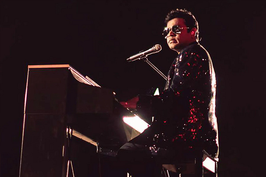 উদারবাদীদের একাংশের বক্তব্য, রবীন্দ্র সঙ্গীতের সুর-কথা বদল করা নিয়ে একটা সময়ে নিষেধাজ্ঞা ছিল। এখন তা নেই। কিন্তু নজরুলগীতিতে তো কখনওই তেমন বিধি নিষেধ ছিল না। তা হলে আপত্তি কিসের! এই দলে রয়েছেন খোদ বাংলার এক সঙ্গীতশিল্পীও। 