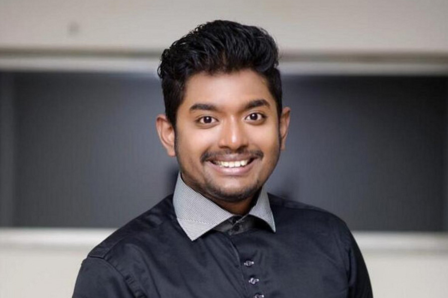 এই শিল্পী নিজেই বছর খানেক আগে নজরুলের এই ভাঙার গান গেয়ে একটি অ্যালবাম বানিয়েছিলেন। নাম শোভন গঙ্গোপাধ্যায়। তাঁর সেই অ্যালবামে তাঁর সঙ্গে গান গেয়েছিলেন আরও কয়েকজন শিল্পী। এঁদেরই একজনের নাম আবার দেখা যাচ্ছে রহমানের ‘কারার ওই লৌহ কপাট’ গানেও। তিনি কী বলছেন?