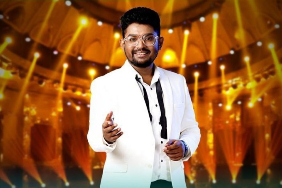 এক সংবাদ সংস্থাকে শোভন জানিয়েছেন, তিনি এতে কিছু দোষের দেখছেন না। কারণ, নজরুল গীতির সুর নিয়ে কোনও বাঁধাধরা নিয়মকানুন নেই। নজরুলের লেখা কবিতাকে কোনও সুরকার বা শিল্পী তাঁর নিজের মতো নজরে দেখতেই পারেন। সেটা শিল্পীর স্বাধীনতা হিসাবে দেখা যেতে পারে। 