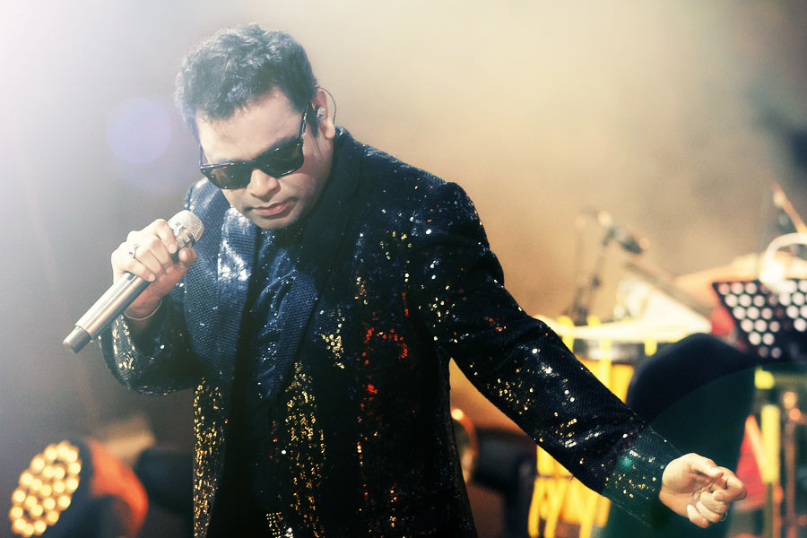 যদিও এই উদারপন্থীদেরই একাংশ আবার বলছেন, মন খোলা রেখে গানটি শুনেও শেষ পর্যন্ত ভাল লাগাতে পারেননি তাঁরা। এক্স হ্যান্ডলে এক বাঙালি লিখেছেন, ‘‘আমি চেষ্টা করেছিলাম কোনও রকম পক্ষপাতিত্ব না রেখে গানটি শোনার। উদার ভাবে বিষয়টি দেখার। কিন্তু শেষ পর্যন্ত পারলাম না। ওই সুর, তার চারপাশের সঙ্গীত মূর্ছনা সব কেমন গুলিয়ে দিল।’’