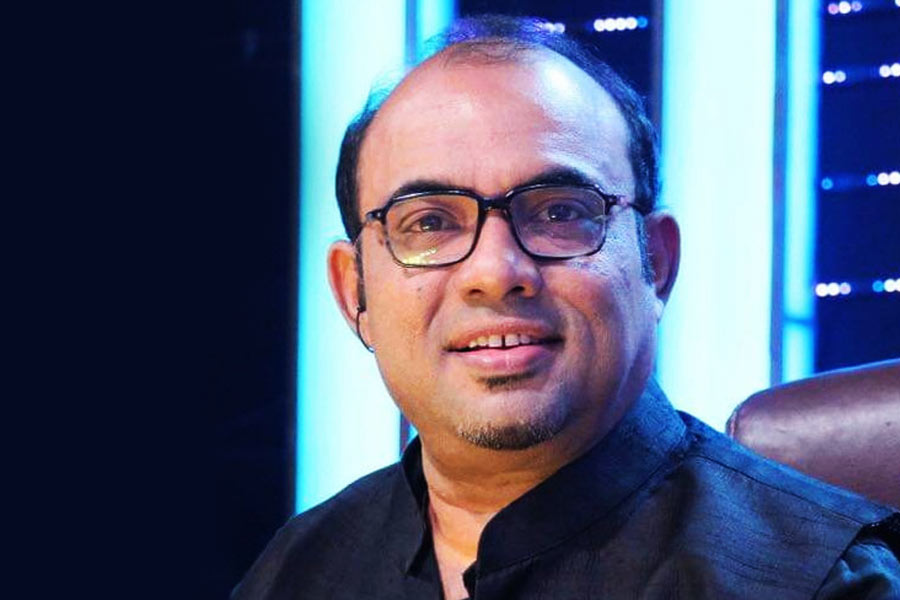 আর সমালোচনা তো থামতেই চাইছে না। শিল্পী রাঘব চট্টোপাধ্যায় লিখেছেন, ‘‘শিল্পী হিসাবে এবং বাঙালি হিসাবে আমি এই গান একেবারেই মেনে নিতে পারছি না। রহমান গানটিকে যথেচ্ছ বদলে দিয়েছেন। তার উপর আবার দাবি করেছেন এই গানটির সুর দিয়েছেন তিনি নিজে। যেখানে ছোট থেকে জানি, এই গান লিখেছিলেন এবং সুর দিয়েছিলেন কাজী নজরুল ইসলাম স্বয়ং। আরও বিস্ময়কর ব্যাপার হল, এই গানটি যাঁরা গেয়েছেন তাঁরা প্রত্যেকেই বাঙালি। অথচ তাঁরা একবারও এই গান গাওয়ার জন্য প্রতিবাদ করলেন না!’’