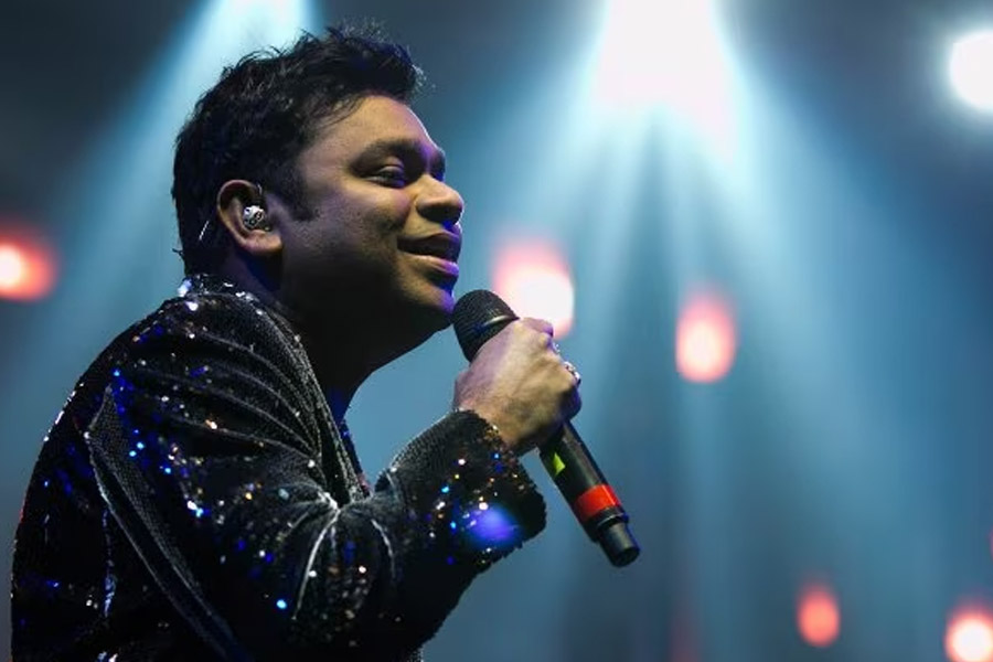 কিন্তু কী এমন আছে ওই গানে? কেন রহমানের গান নিয়ে বিতর্ক? তিনি কি সত্যিই কারার ওই লৌহ কপাট গানটিকে বদলে দিয়েছেন? তার আগে জেনে নেওয়া যাক বিতর্কের শুরু কোথা থেকে। 