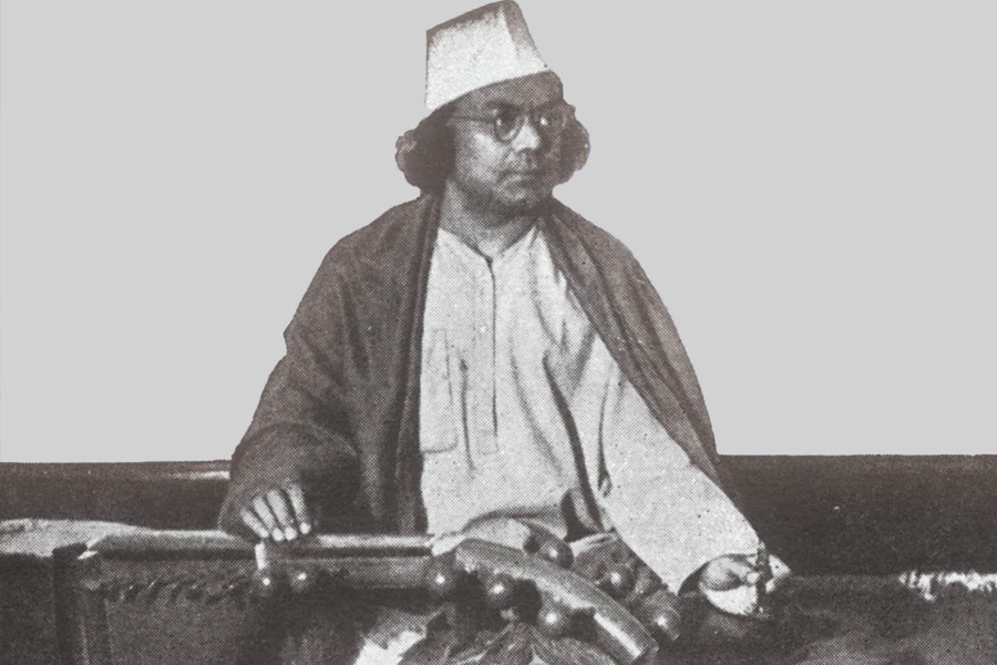 ১০০ বছরের বেশি আগে এই গান রচনা করেছিলেন বাঙালি কবি নজরুল। ১৯২১ সালের ডিসেম্বর মাসে এই গান রচনা করেছিলেন তিনি। ওই বছরই দেশবন্ধু চিত্তরঞ্জন দাশের সম্পাদনায় প্রকাশিত হয় ‘বাংলার কথা’ পত্রিকা। গান্ধীজির সত্যাগ্রহ আন্দোলনের জন্য বহু স্বাধীনতা সংগ্রামী তখন ইংরেজদের হাতে বন্দি।