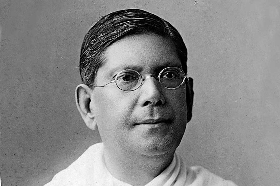 ওই বছরই জেলে যেতে হয় চিত্তরঞ্জনকেও। নজরুল ‘ভাঙার গান’ লিখেছিলেন চিত্তরঞ্জনের স্ত্রী বাসন্তী দেবীর অনুরোধে। শোনা যায়, ১৯২২ সালের ২০ জুন কবিতা হিসাবে প্রকাশিত হয় এটি। পরে নাকি হুগলির জেলে দেশবন্ধু ও অন্য বন্দিরা একসঙ্গে এই গান গাইতেনও। গানের কথায় বন্দিশালায় আগুন জ্বালানো, তালা ভাঙার মতো শব্দ এবং তার প্রভাব জনমানসে পড়তে দেখে তড়িঘড়ি ব্রিটিশ সরকার নিষিদ্ধ করে এই গান।