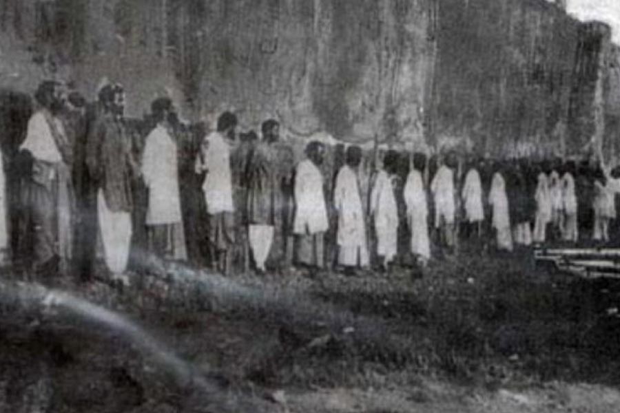 পরবর্তী কালে ১৯৪৯ সালে ‘চট্টগ্রাম অস্ত্রাগার লুণ্ঠন’  সিনেমায় ব্যবহার করা হয় ‘কারার ঐ লৌহ কপাট’। বাংলাদেশের মুক্তিযুদ্ধেও অনুপ্রেরণা জুগিয়েছিল ‘ভাঙার গান’। এমন যার ইতিহাস সেই গানের সুর বদলে দিয়েছেন রহমান। যা নিয়ে এখন বিতর্ক।