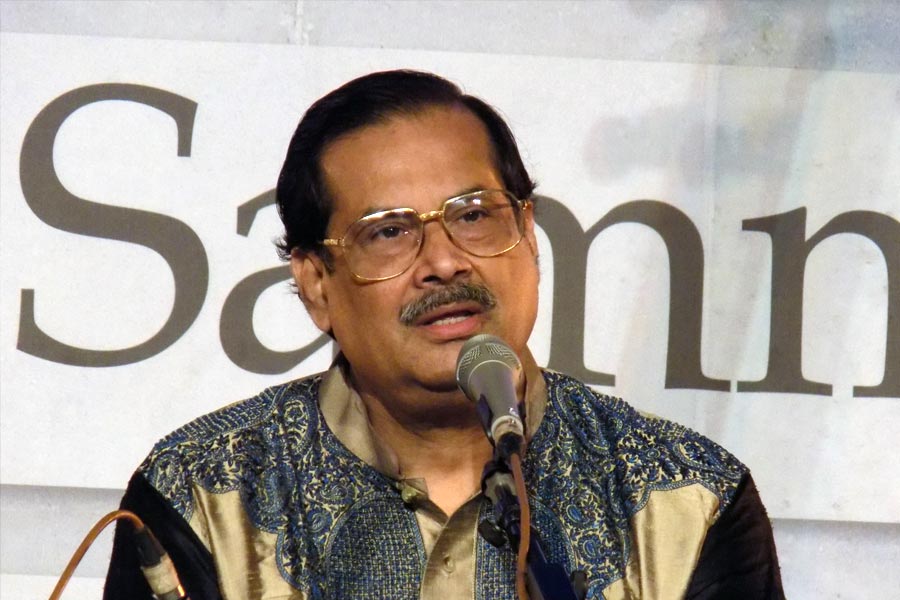 অপছন্দের কথা জানিয়েছেন পণ্ডিত অজয় চক্রবর্তীও।  তিনি বলেছেন, ‘‘রহমানকে আমি ব্যক্তিগত পর্যায়ে চিনি। তাই বলছি, ওঁর কাছ থেকে এটা আশা করা যায়নি।’’