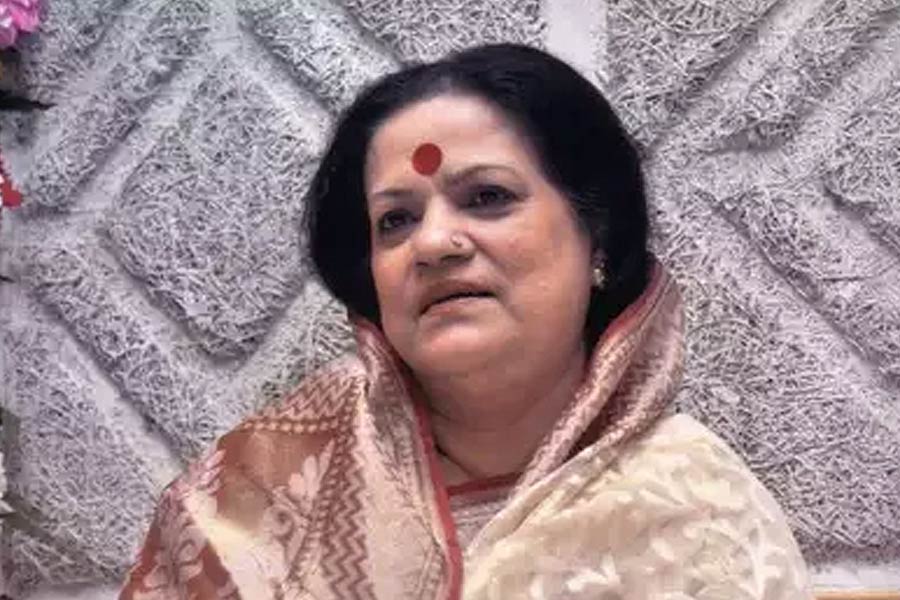 সমালোচনা করেছেন শিল্পী হৈমন্তী শুক্লা, সঙ্গীত পরিচালক দেবজ্যোতি মিশ্র, প্রবুদ্ধ বন্দ্যোপাধ্যায়ও। 