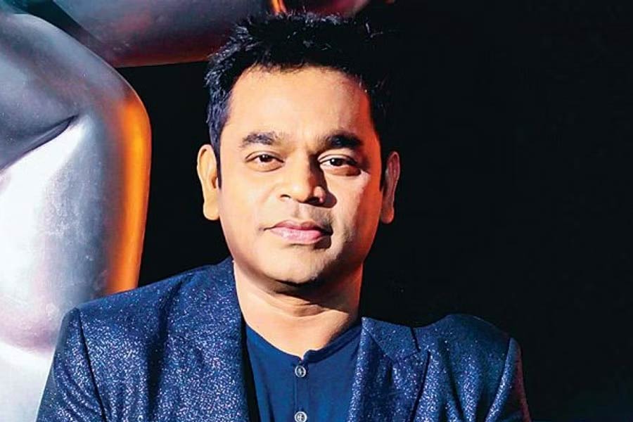 স্বাভাবিক ভাবেই বিতর্ক তুঙ্গে উঠেছে। ভারত এবং বাংলাদেশ দু’দেশের স্বাধীনতা সংগ্রামের সঙ্গে আষ্টেপৃষ্ঠে জড়িয়ে এই গান। বাংলার এক সঙ্গীত পরিচালক জানিয়েছেন, এ গান শুনে গায়ে কাঁটা দিত। আর এখন রহমানের কম্পোজিশন শুনে চিৎকার ছাড়া কিছু মনে হচ্ছে না।  