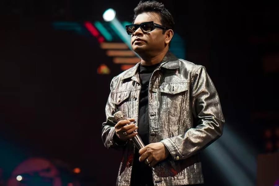 সমাজমাধ্যমে কেউ কেউ আবার বলেছেন, ‘‘এই গানকেও যে প্রেমের গান হিসাবে ব্যবহার করা যায়, তা রহমানই দেখালেন। তবে এ গান শুনে কান চাপা দেব না কি মাথা ঠুকব, বুঝে উঠতে পারছি না।’’