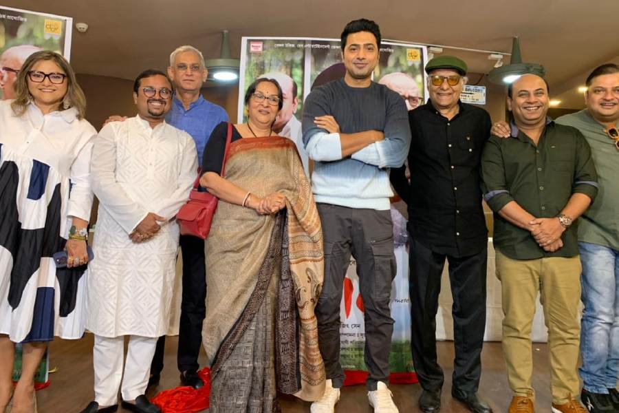 ‘প্রধান’-এর পোস্টার লঞ্চ অনুষ্ঠানে ছবির কলাকুশলীরা।