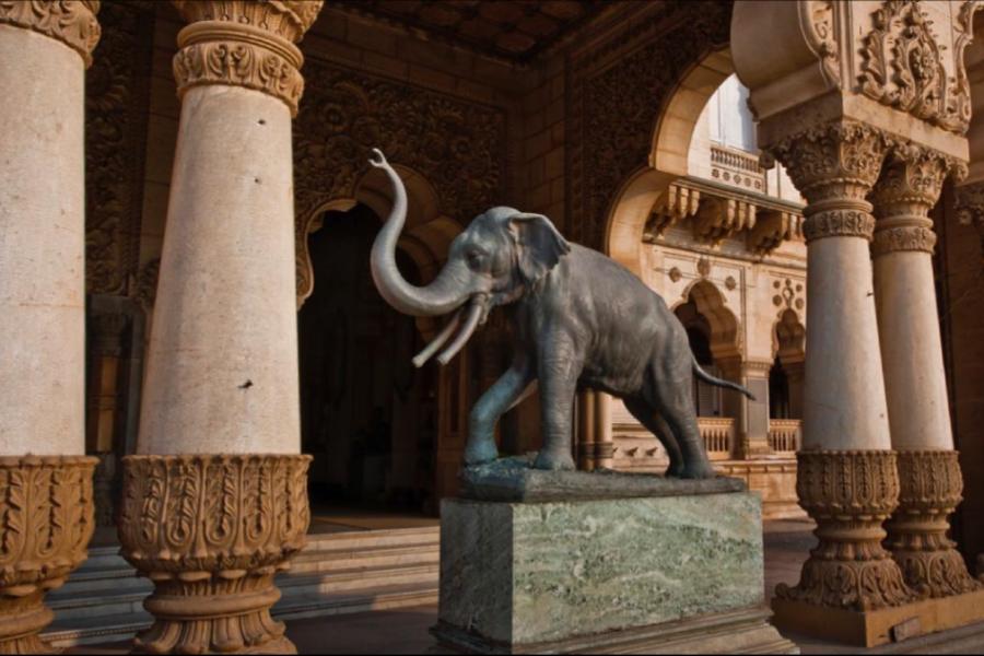 This is the world largest residence which is housed in india and have a bengal connection too